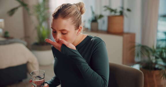 女人，补充剂和水的药物在家里，健身女孩和