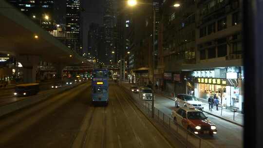 香港叮叮车车内视角街道夜景的繁忙交通景象