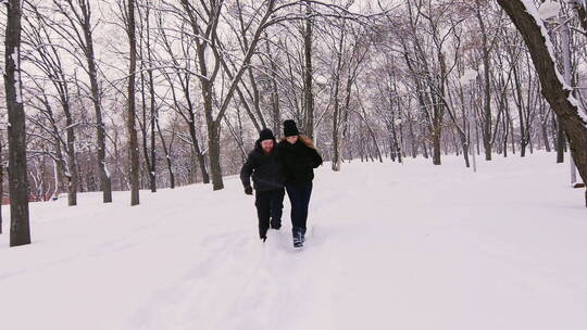 两个人一起在雪地里奔跑