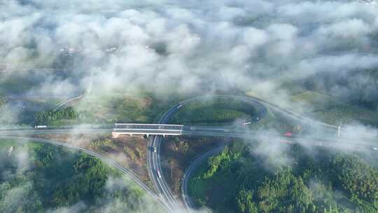 云雾下的高速枢纽