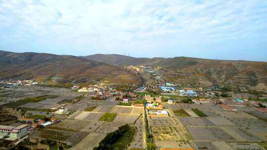 山谷前平坦的村庄田野