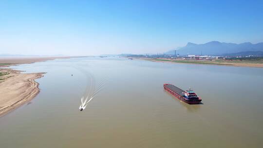 航拍蓝天下九江长江上运输船视频素材模板下载