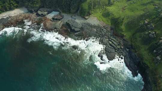 悬崖边海面海景波涛汹涌