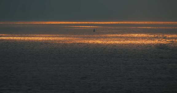 日落光影海洋上的船只