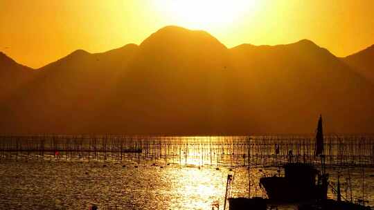 海边日落 夕阳 船只 海面波光粼粼