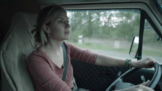 女人驾驶房车旅行视频素材模板下载