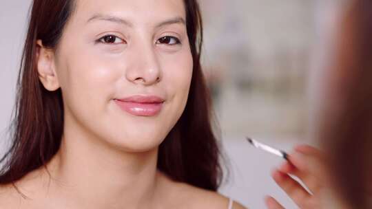 卧室里的年轻亚洲女人。美容工作室的化妆师视频素材模板下载