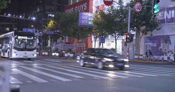 南京路步行街人流车流夜景8K实拍