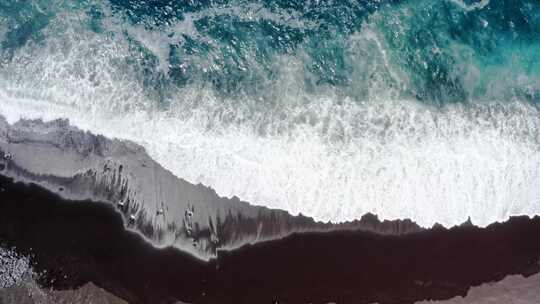 海浪冲刷着沙滩