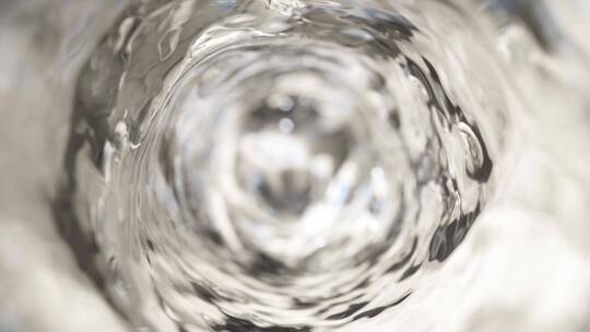 水在玻璃杯里流动