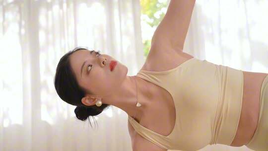 清晨阳光休闲美女瑜伽