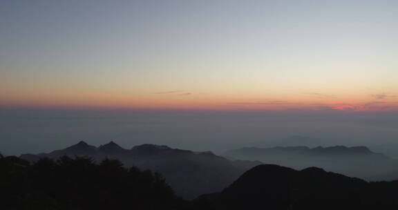 泰山山顶游客观看日出太阳升起