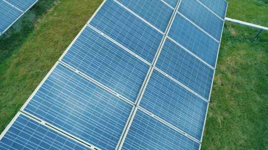太阳能电池板的鸟瞰图农场太阳能电池与天空视频素材模板下载