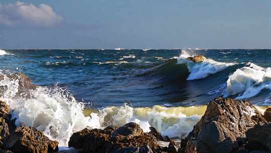 海浪拍打岩石海岛假期度假海滩大海浪潮浪花