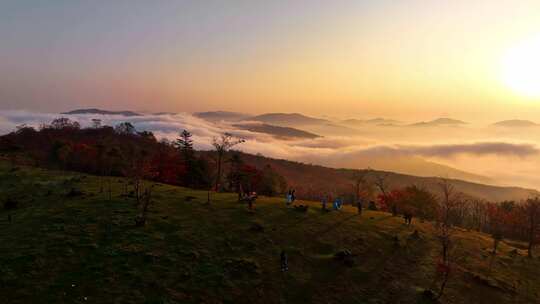 4K秋天看日出的人山顶爬山日出云海