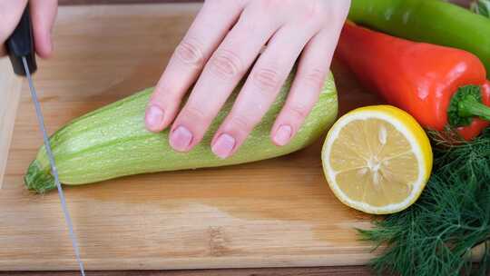 准备新鲜健康水果沙拉健康饮食果蔬蔬菜沙拉