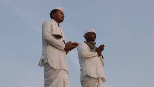 印度的宗教男子在祈祷 视频素材模板下载