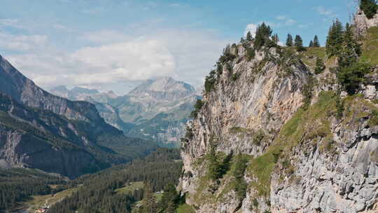 无人机沿着山崖射击，揭示了瑞士史诗般的山