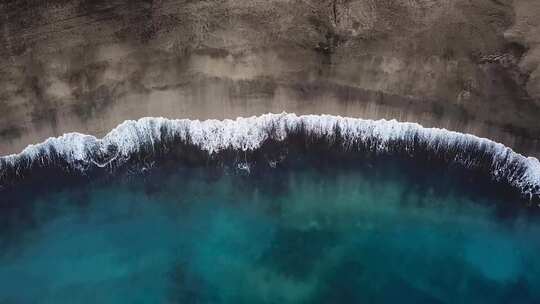 大气航拍海浪涌向沙滩震撼大海海水海滩视频素材模板下载