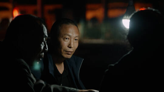 青岛深夜马路边打牌聊天的四个中年男人