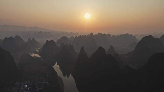 日出时分的壮丽山脉全景