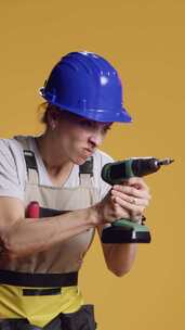 使用电钻电动工具工作的垂直视频女性施工人员