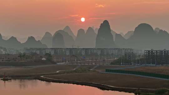 夕阳下的城镇与喀斯特地貌山景