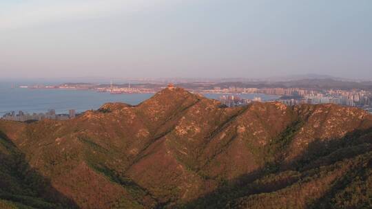 航拍威海里口山的山脊线和远方的城市