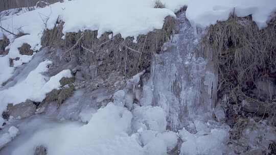 冰雪下的水融化