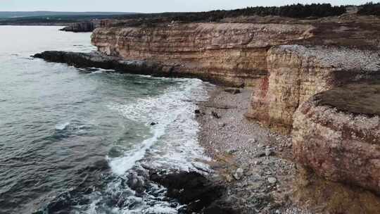 海浪在海岸飞溅