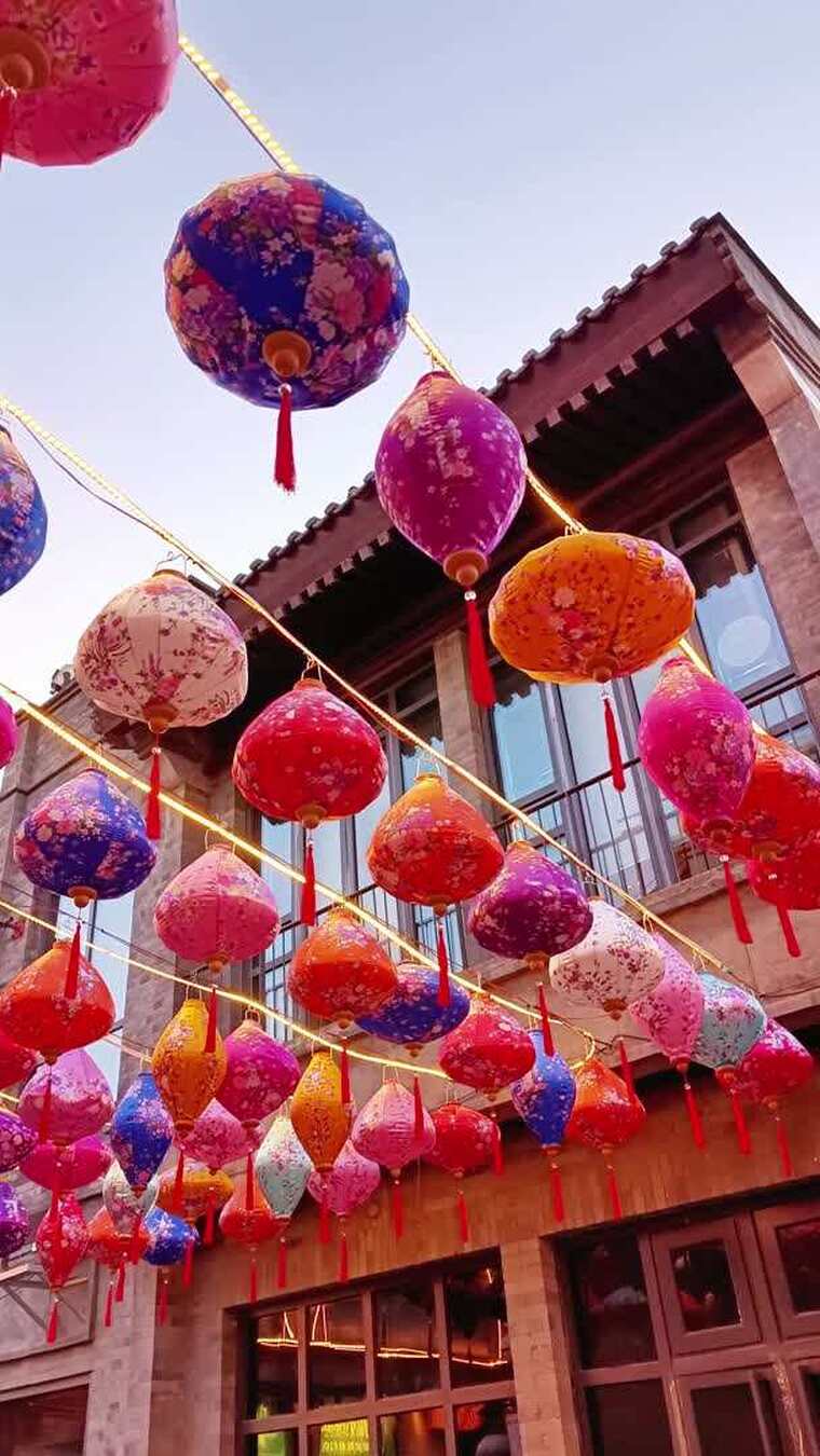 古建前悬挂的多彩中式灯笼