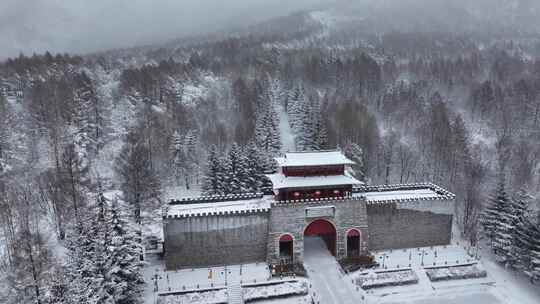 航拍东北下暴雪林海雪原威虎山影视城