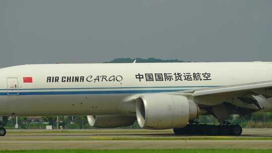 中国国际货运飞机波音777视频素材模板下载