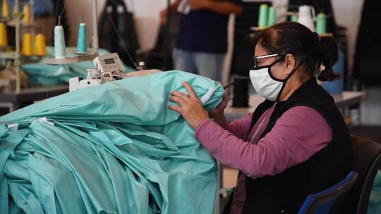 工人在小工厂里生产礼服和面具