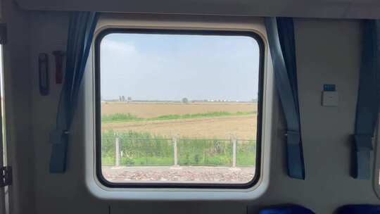 行驶中的火车窗外的村庄庄稼风景1视频素材模板下载