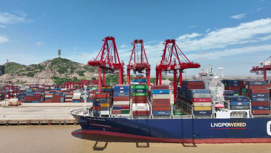 上海洋山港货轮装卸货视频素材模板下载