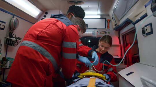 救护车医生在救护车上拯救受害者的生命