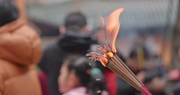 寺庙佛堂香炉点香祈福燃烧香特写