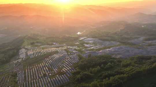 夕阳下山上的光伏发电站航拍