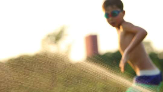 小男孩草地草坪自动洒水浇灌滴灌喷头洒水器视频素材模板下载