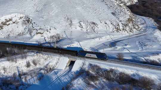 雪原铁路上行驶的货运列车