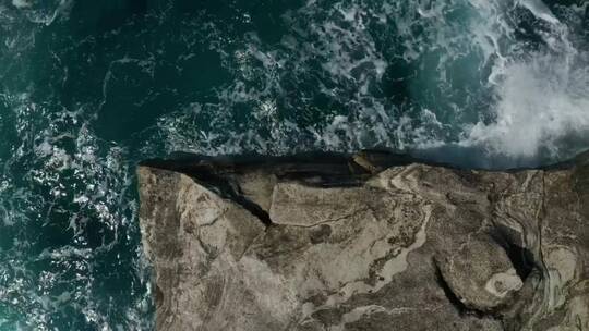 海浪拍打在石头上_顶部高空