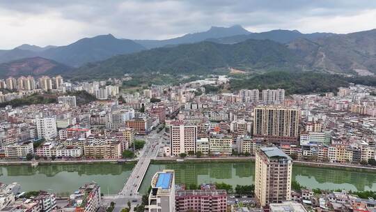 航拍广东香格里拉云髻山下的新丰县城市风光