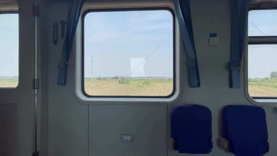 行驶中的火车窗外的庄稼风景路过的餐车
