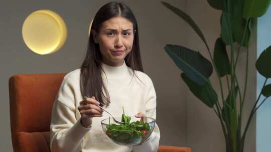 节食中不快乐的亚洲女性不喜欢吃健康的食物