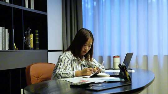 职场女性熬夜加班艰辛疲惫