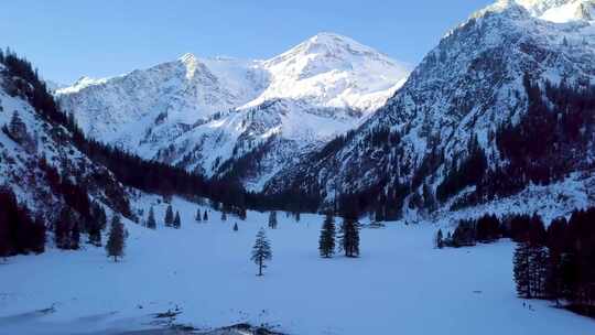 航拍雪山雪景森林湖泊阿尔卑斯维尔萨尔普湖