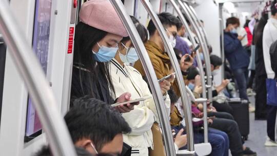 深圳地铁人群 地铁玩手机