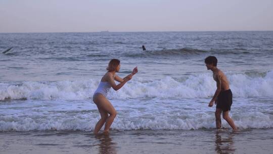情侣在海滩玩耍视频素材模板下载