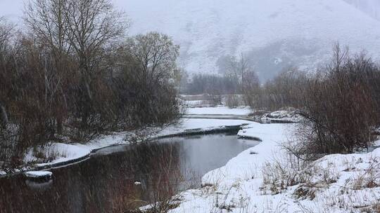 大兴安岭春季下雪时河流